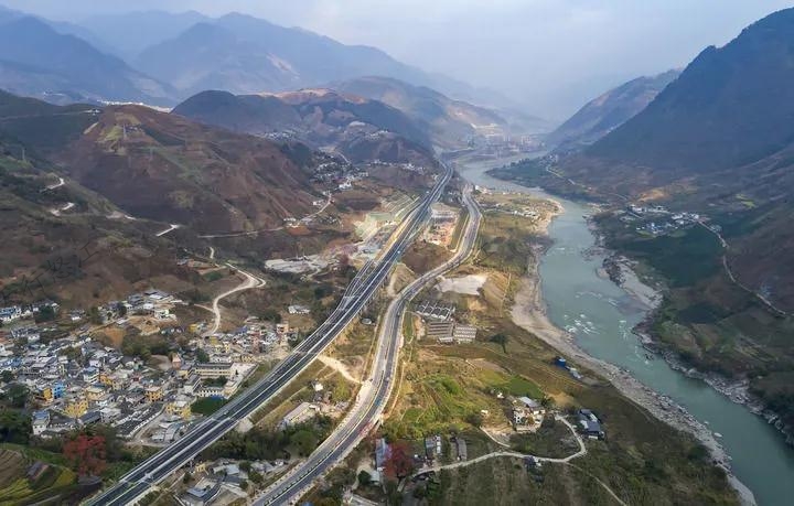 3月5日拍攝的保瀘高速、美麗公路南延線與怒江