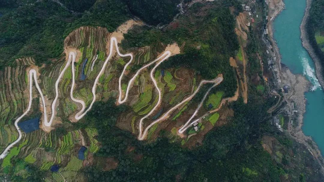 嘿！一起上路！踏上云南美麗公路！   怒江傳媒公司